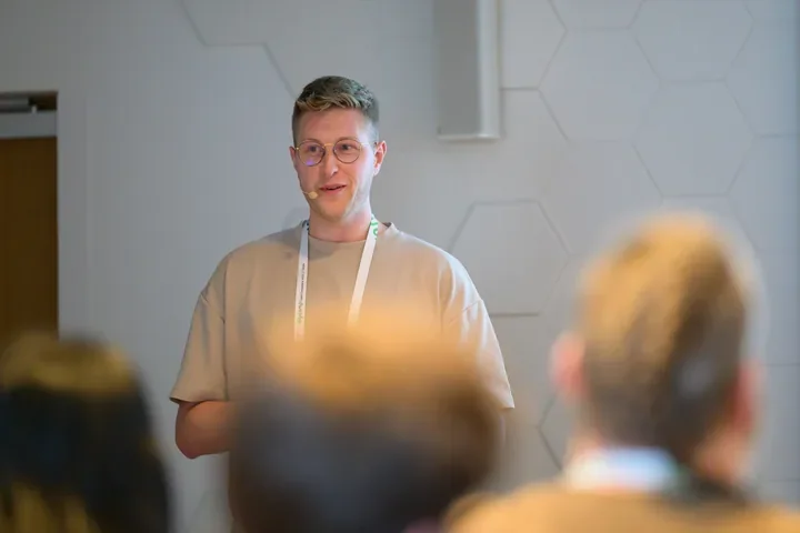 Jannik Reinhard speaking at a community event